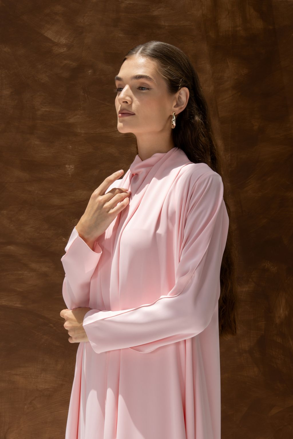 Selected Lines pink abaya as a classic evening dress for special occasions with long sleeves and elegant design