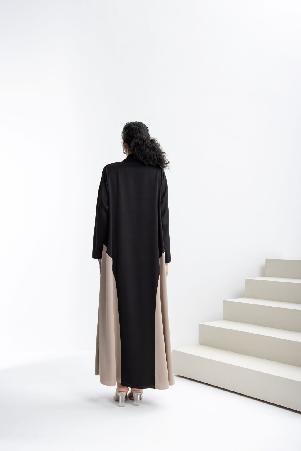 Elegant modest fashion dress in black and beige with a stylish silhouette from Selected Lines