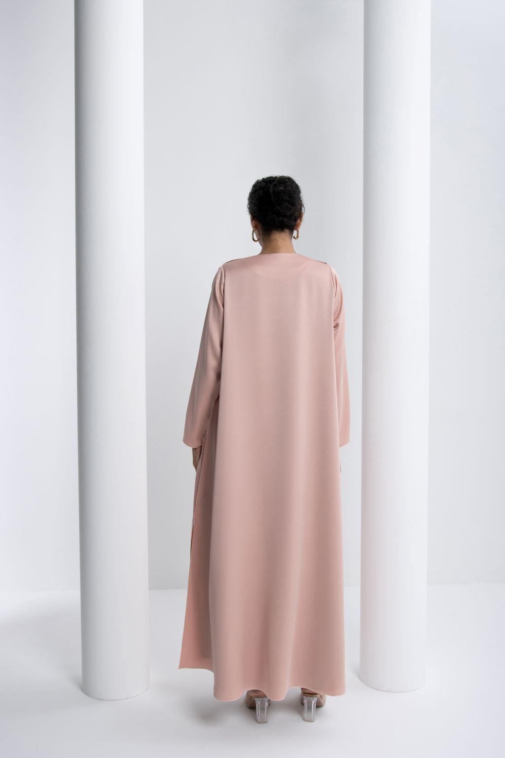 Elegant modest fashion dress in soft pink, featuring long sleeves and a flowing silhouette
