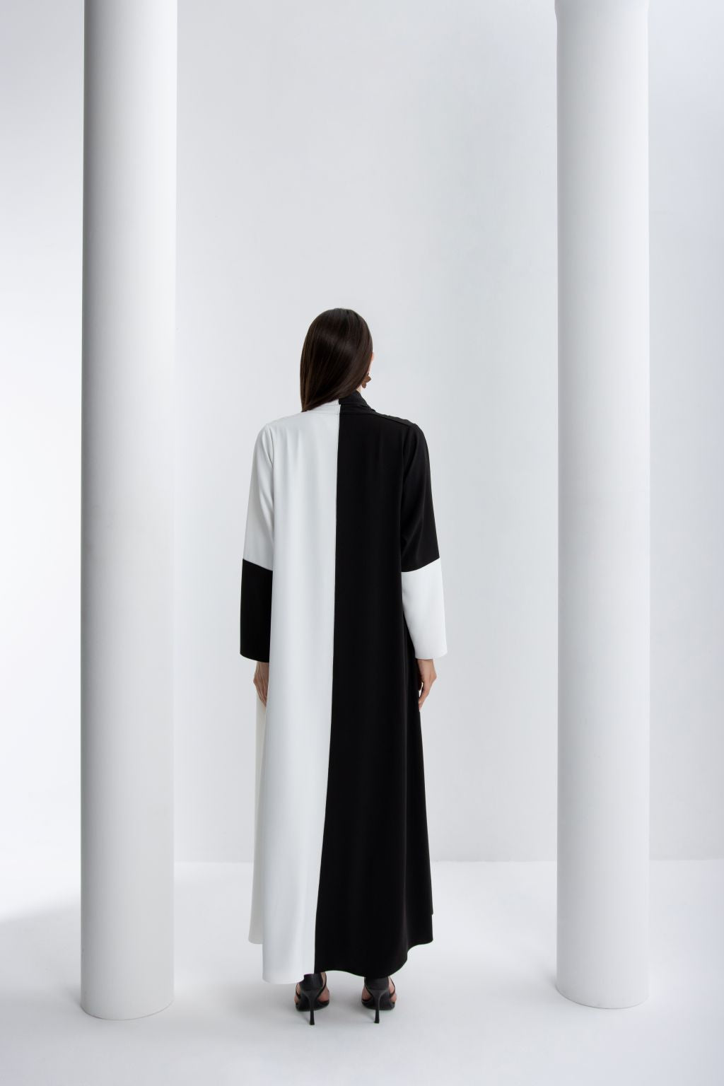 Elegant luxury black and white abaya featuring a sleek two-tone design and long sleeves