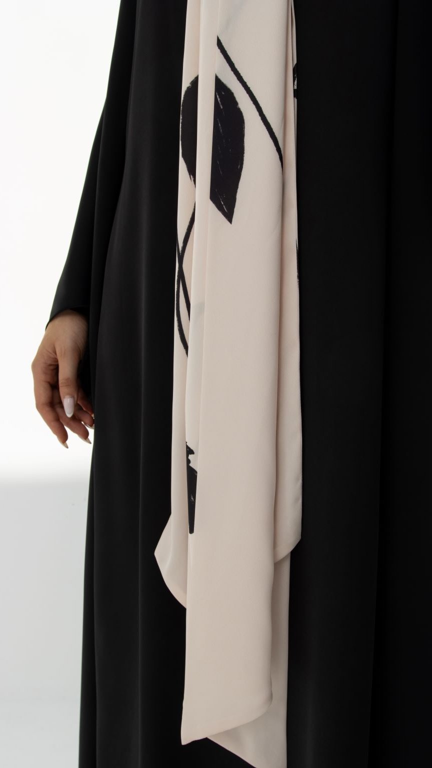 Elegant luxury black hoodie abaya with a stylish light pink scarf detail