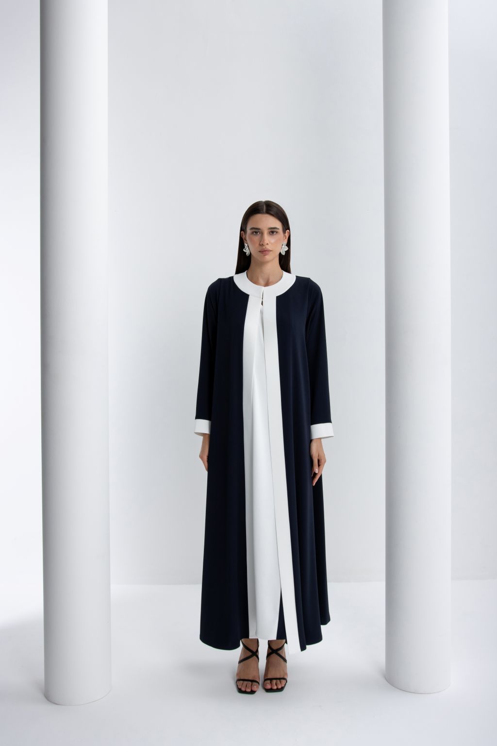 Elegant luxury women's abaya in navy and white with long sleeves and a zip closure