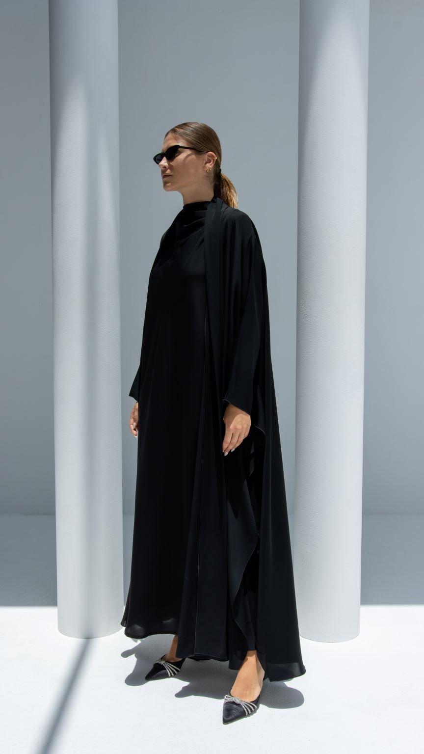 Elegant Mermaid Stich Abaya in Black with Flowing Fabric for Stylish Modest Fashion