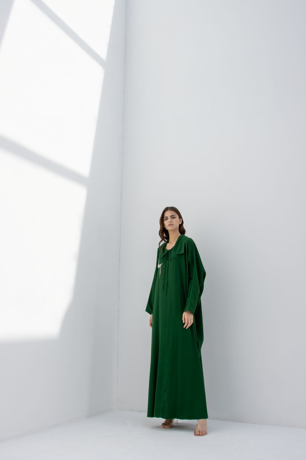 Radaman Dress 2025 in green featuring a relaxed fit and long sleeves, perfect for casual wear.