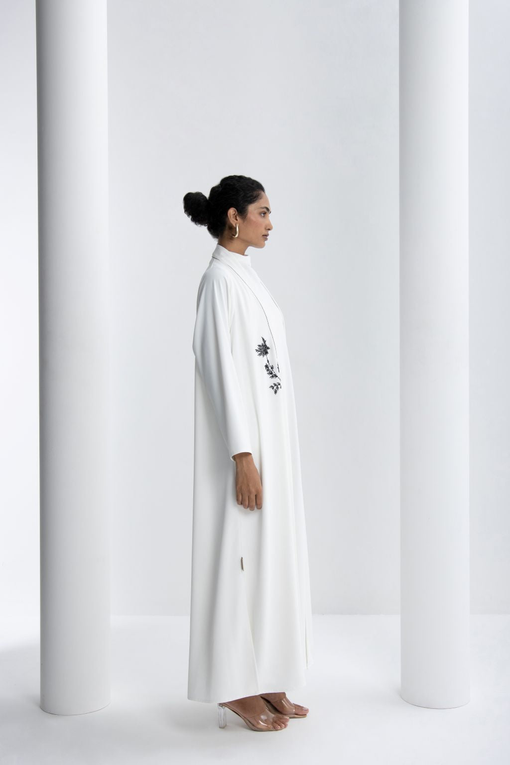 Elegant white refined abaya for special occasions with stylish embroidery and a modern silhouette