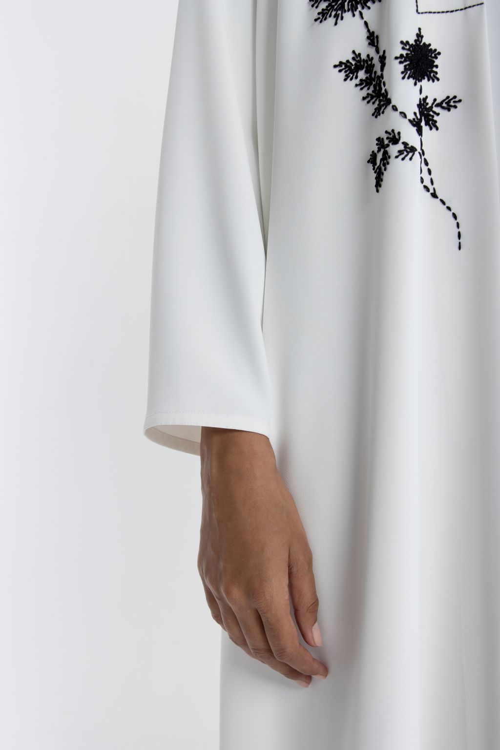 Elegant white refined abaya for special occasions with intricate floral embroidery