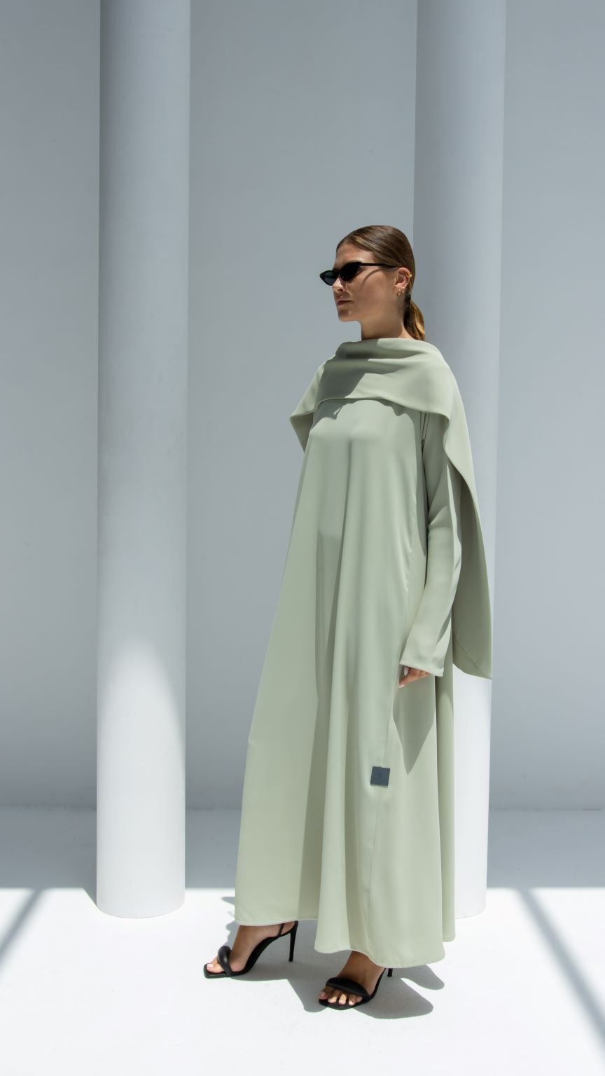 Elegant scarf dress in soft green with a draped design and long sleeves for a stylish look