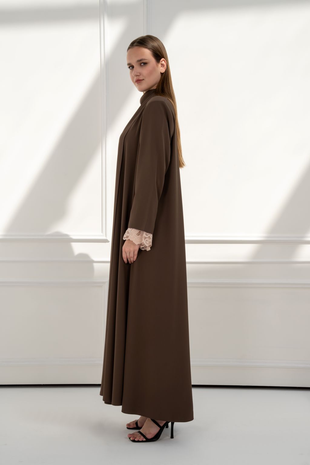 High quality abaya for women in brown with elegant lace detailing on sleeves