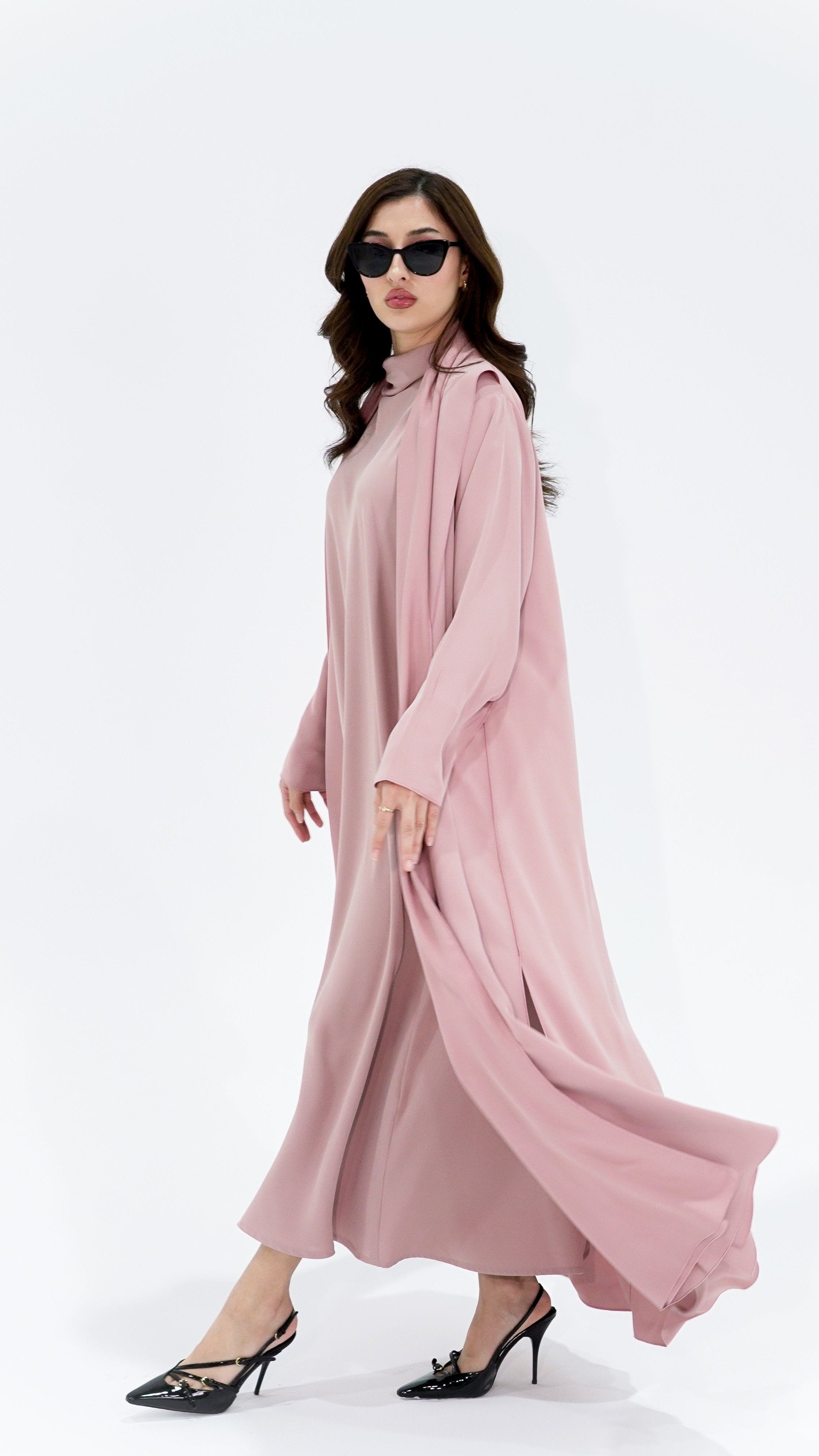 Elegant High quality Arabic abaya in soft pink with flowing design, perfect for stylish outings