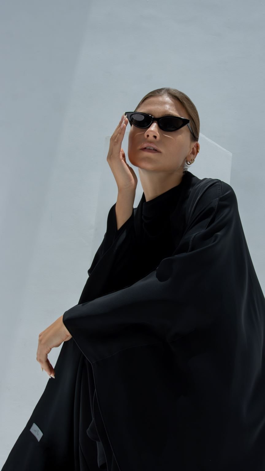 Elegant Mermaid Stich Abaya in Black with Stylish Cut and Modern Design for Fashionable Women