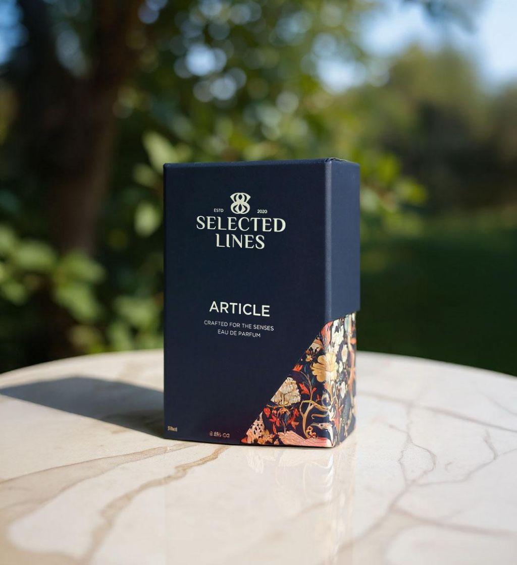 Article Perfume by Selected Lines in an elegant blue box for a refined fragrance experience